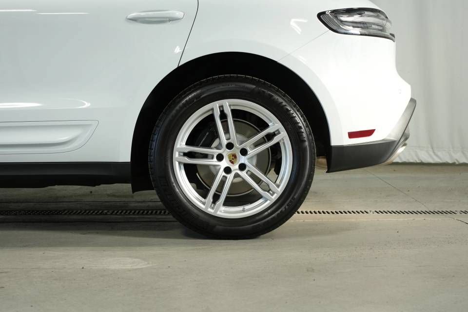 Certified 2026 Porsche Macan AWD/4WD image 43