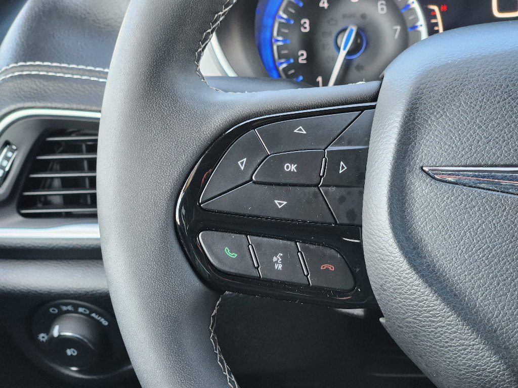 Used 2025 Chrysler Pacifica Limited image 28