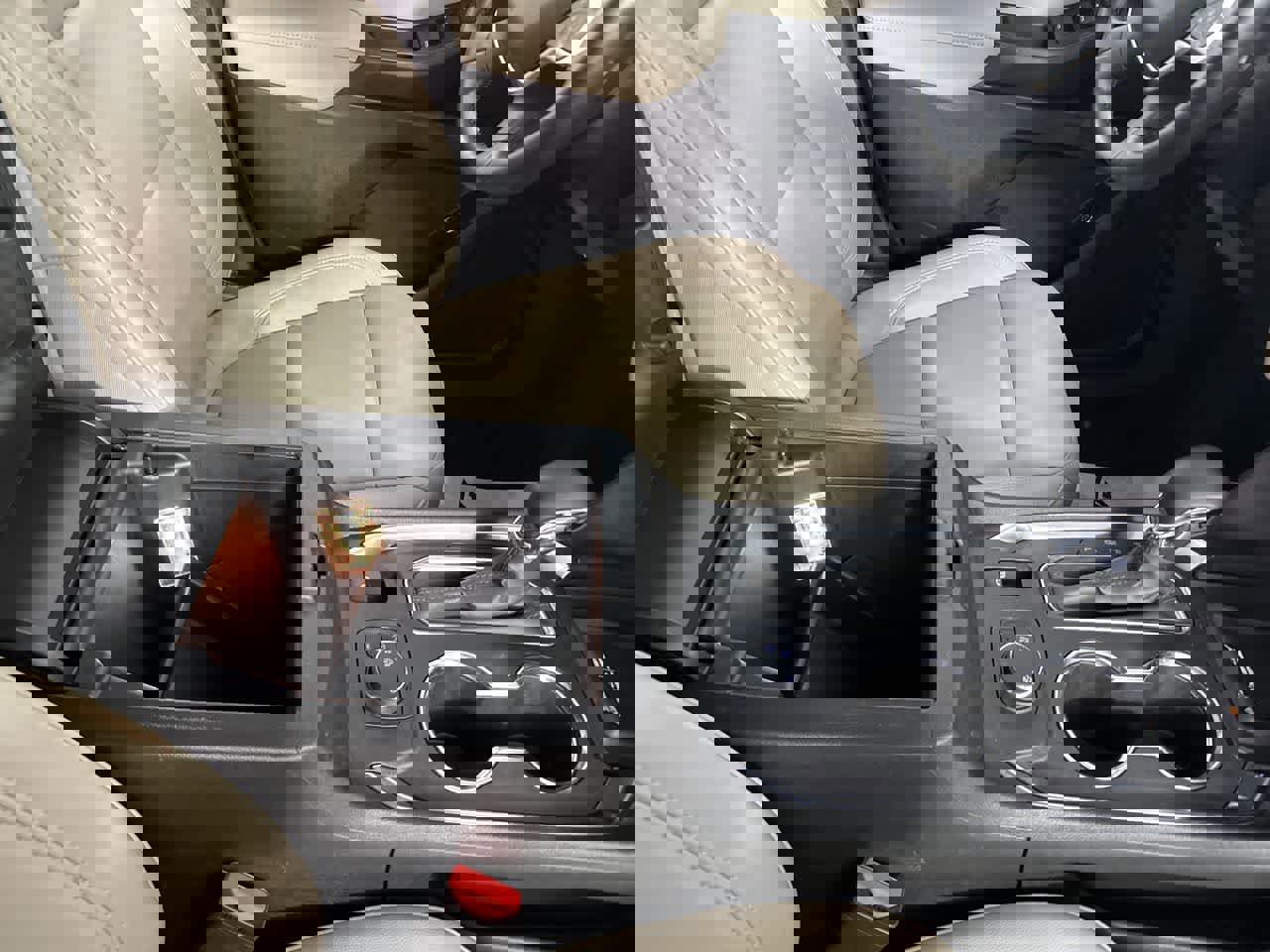 Used 2023 Chevrolet Traverse LT image 18