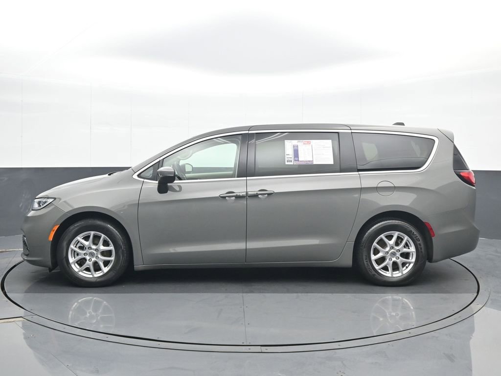 Used 2023 Chrysler Pacifica Touring-L image 3