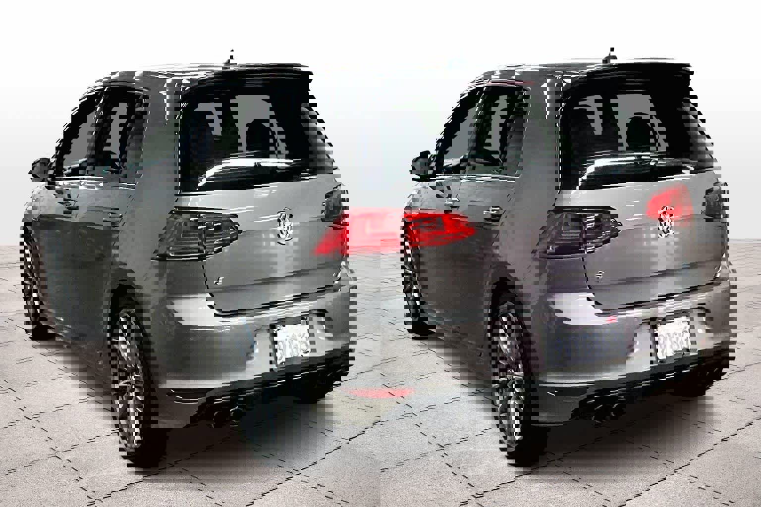 Used 2017 Volkswagen Golf R 4-Door image 14