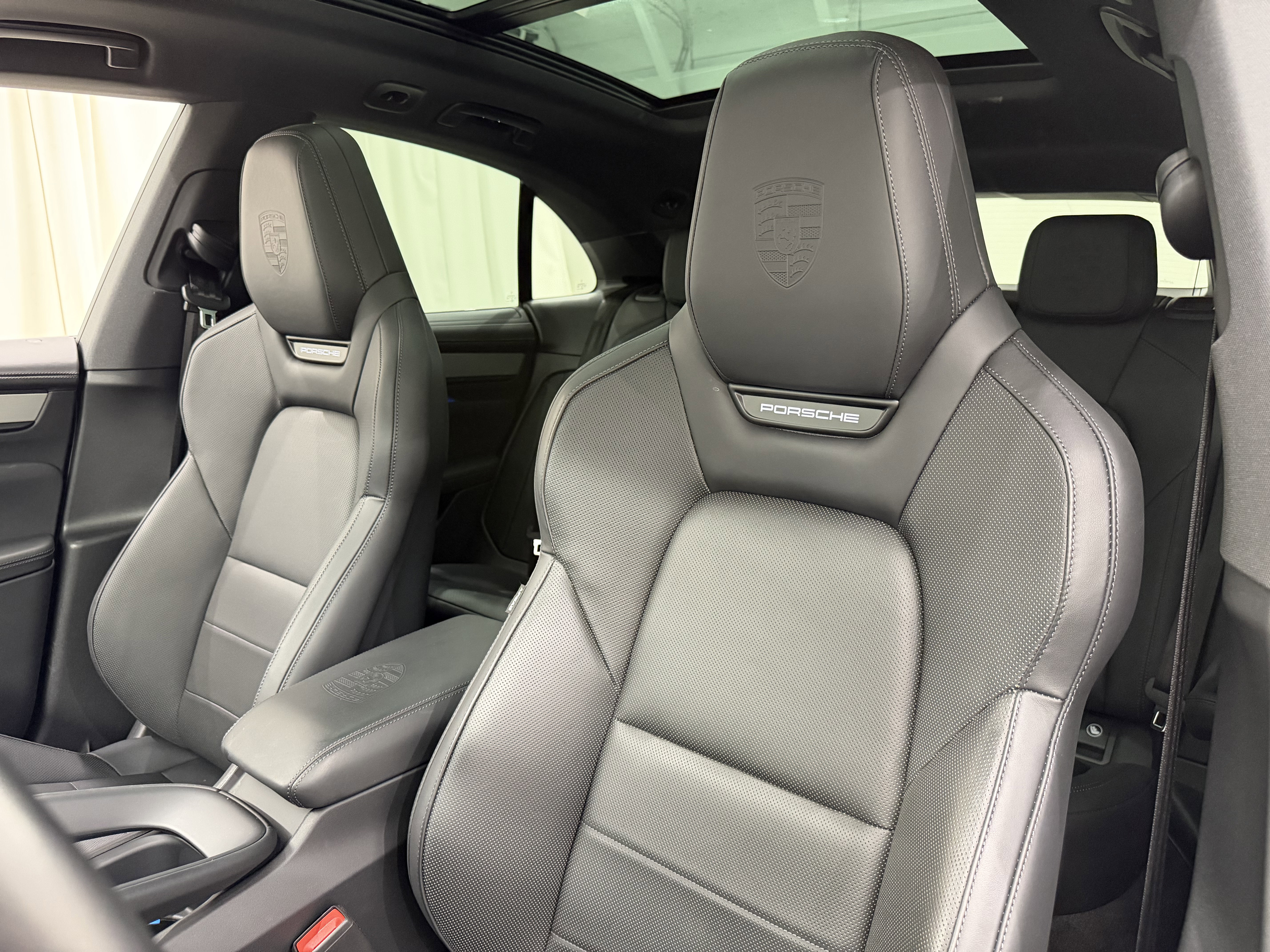 Certified 2025 Porsche Macan 4S Electric AWD/4WD image 39