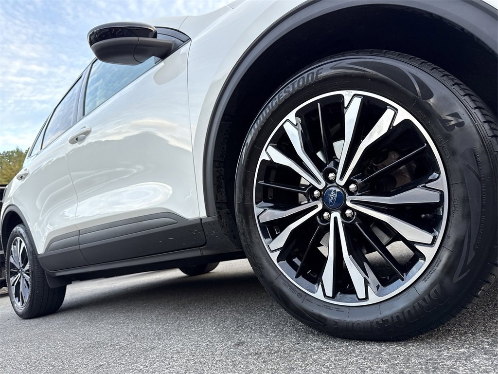 Used 2022 Ford Escape SE w/ SE Sport Appearance Package image 11