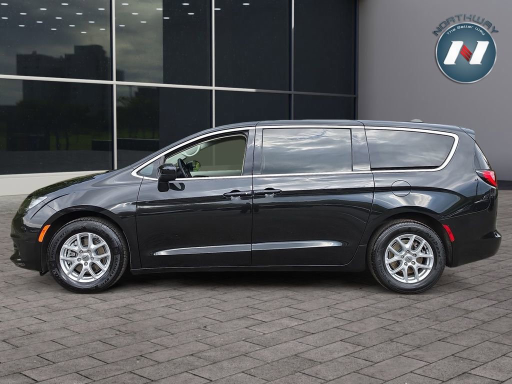 Used 2022 Chrysler Voyager LX FWD image 2