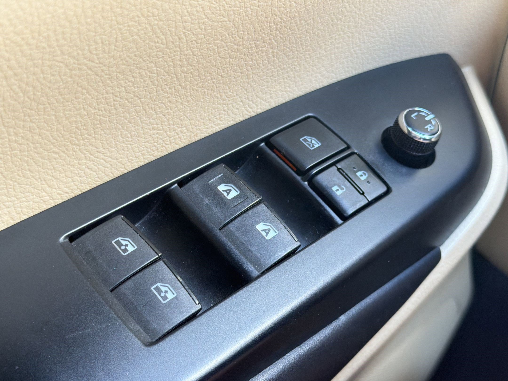 Used 2019 Toyota Highlander XLE image 25