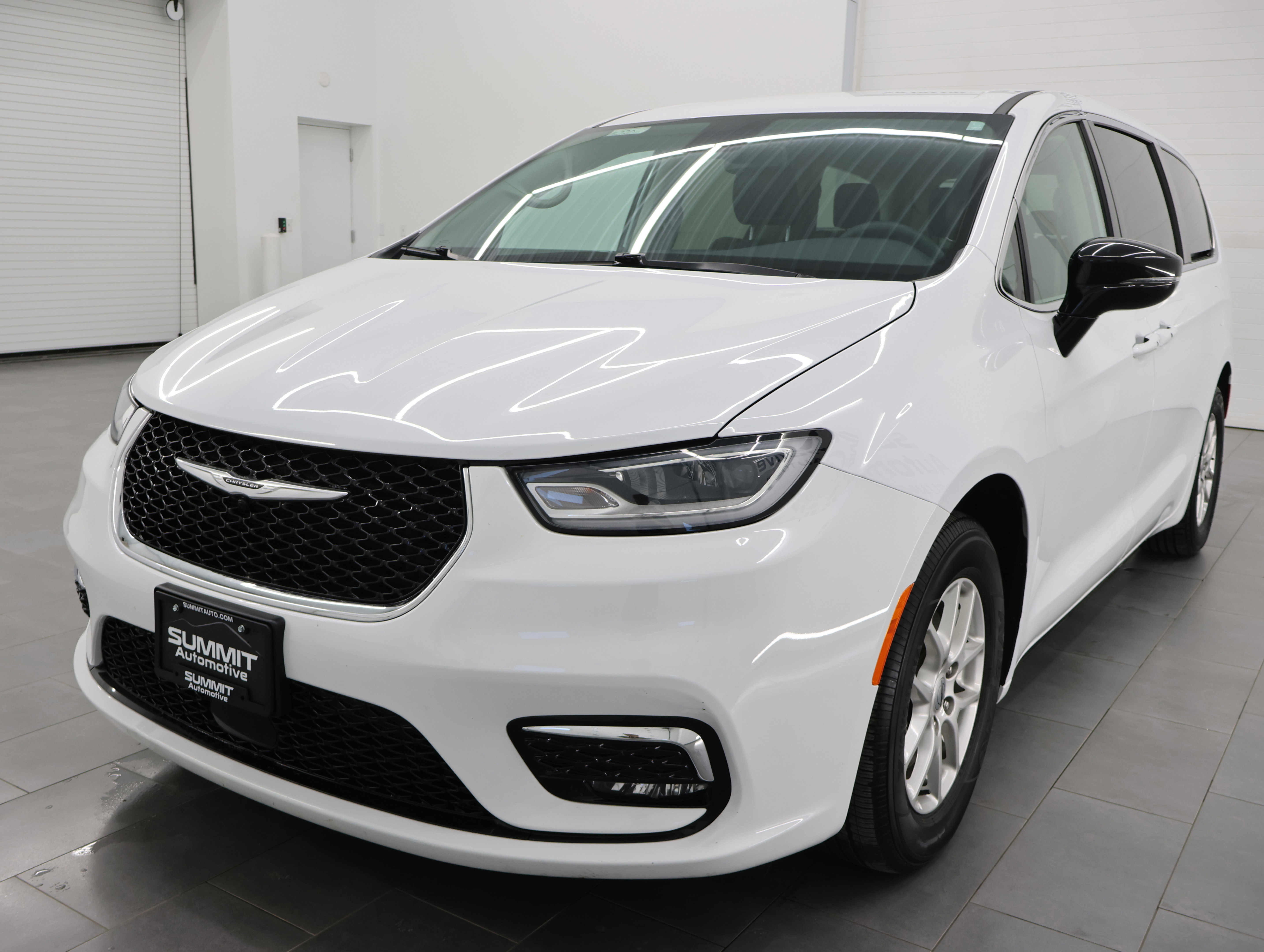 Used 2024 Chrysler Pacifica Touring-L FWD image 6