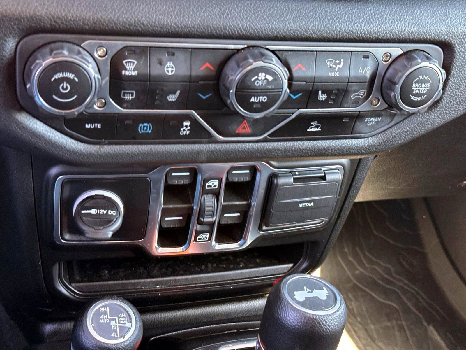 Used 2024 Jeep Wrangler Unlimited w/ Convenience Group AWD/4WD image 17
