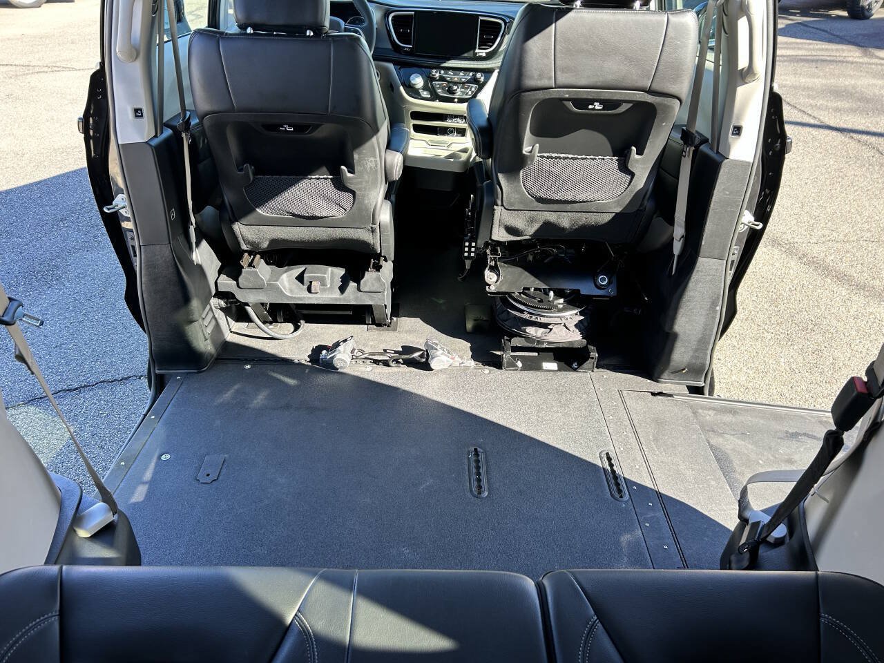 Used 2022 Chrysler Pacifica Touring-L FWD image 21