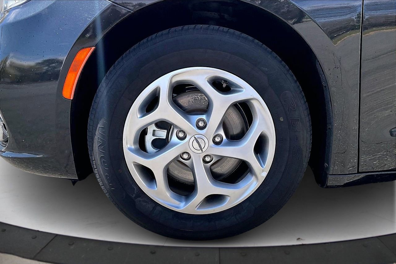 Used 2023 Chrysler Pacifica Limited image 36
