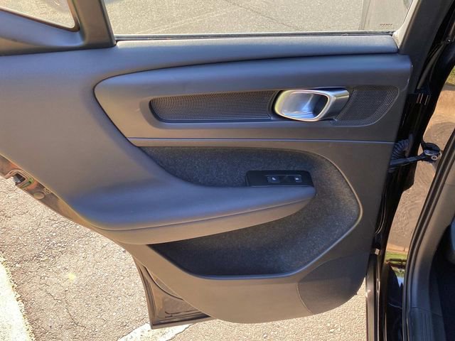 Used 2021 Volvo XC40 T5 Momentum image 9