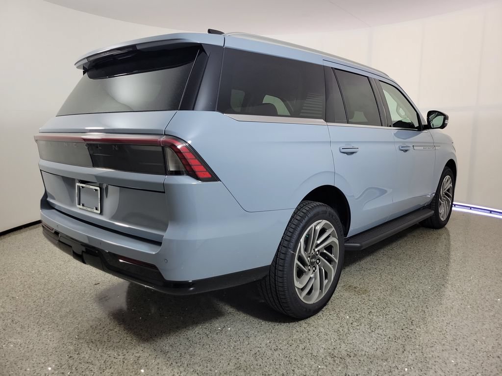 New 2027 Lincoln Navigator Premiere RWD image 4