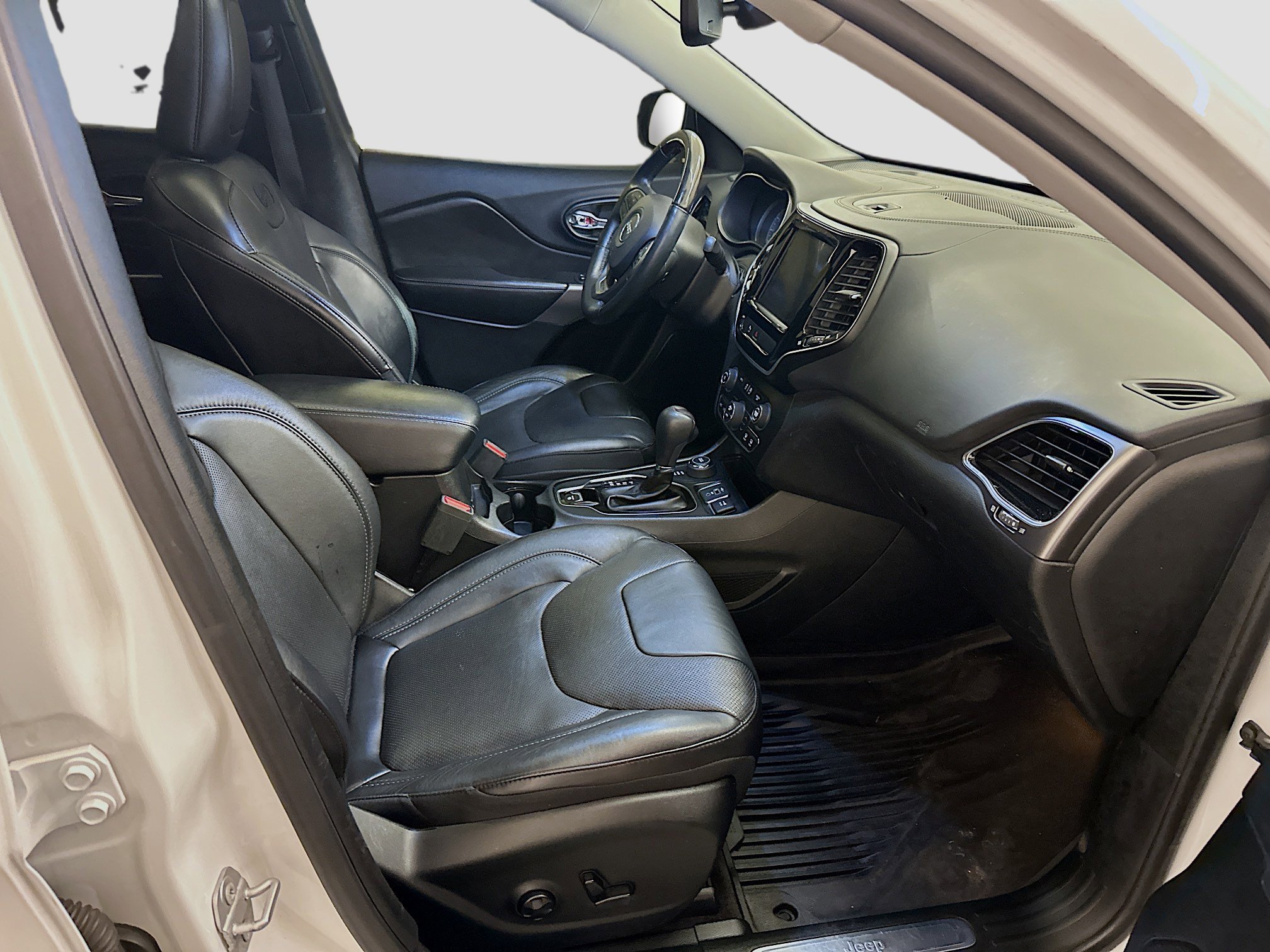 Used 2019 Jeep Cherokee Overland image 34