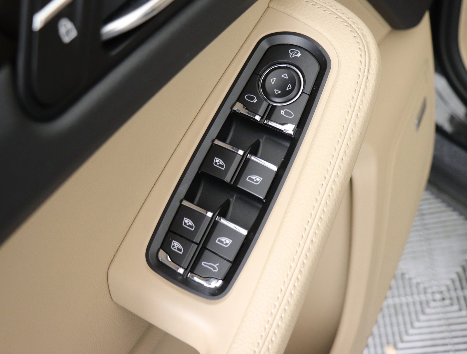 Used 2025 Porsche Macan image 29