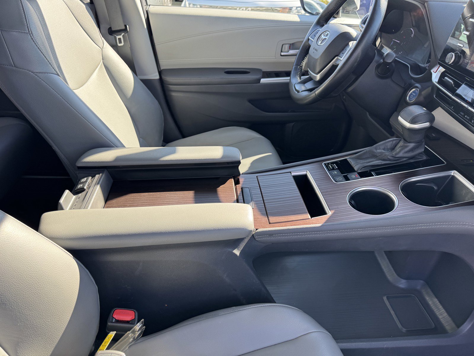 Used 2021 Toyota Sienna XLE w/ XLE Plus Package AWD/4WD image 8