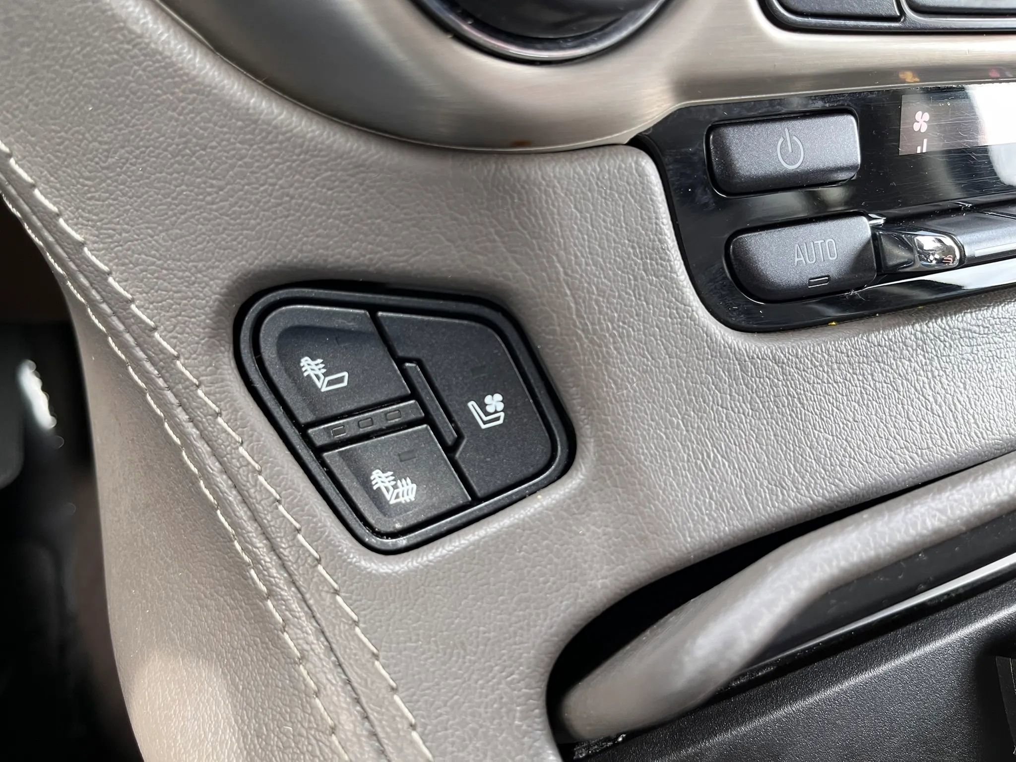 Used 2020 GMC Yukon Denali w/ Denali Ultimate Package image 40