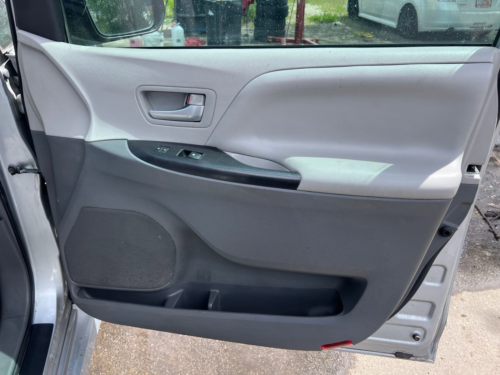 Used 2019 Toyota Sienna LE w/ LE Preferred Package FWD image 17