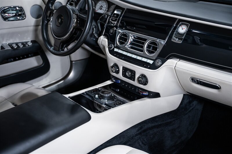Used 2016 Rolls-Royce Wraith RWD image 53