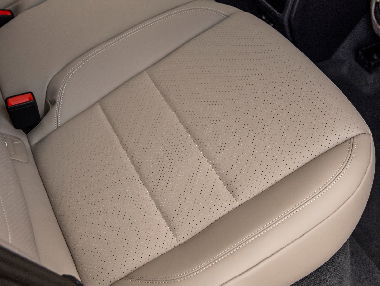 Certified 2025 Porsche Macan 4 Electric image 35