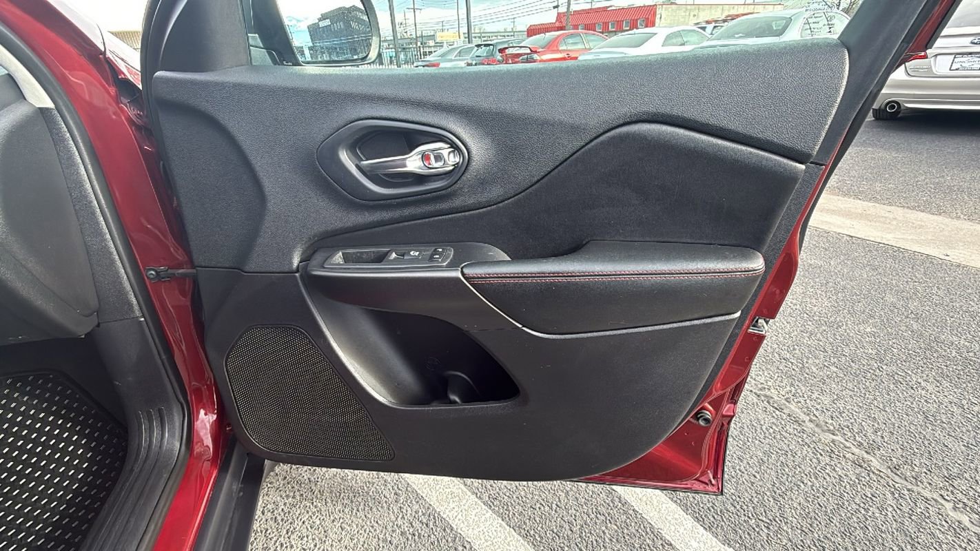 Used 2019 Jeep Cherokee Trailhawk w/ Cold Weather Group image 17