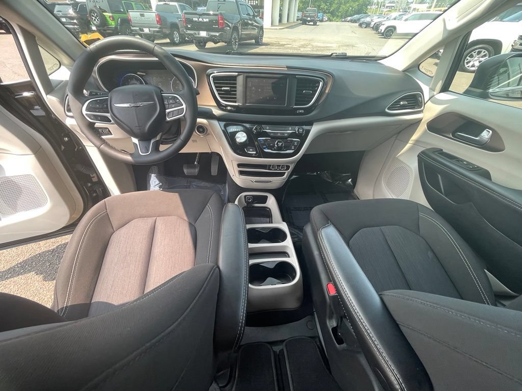 Used 2023 Chrysler Voyager LX FWD image 3