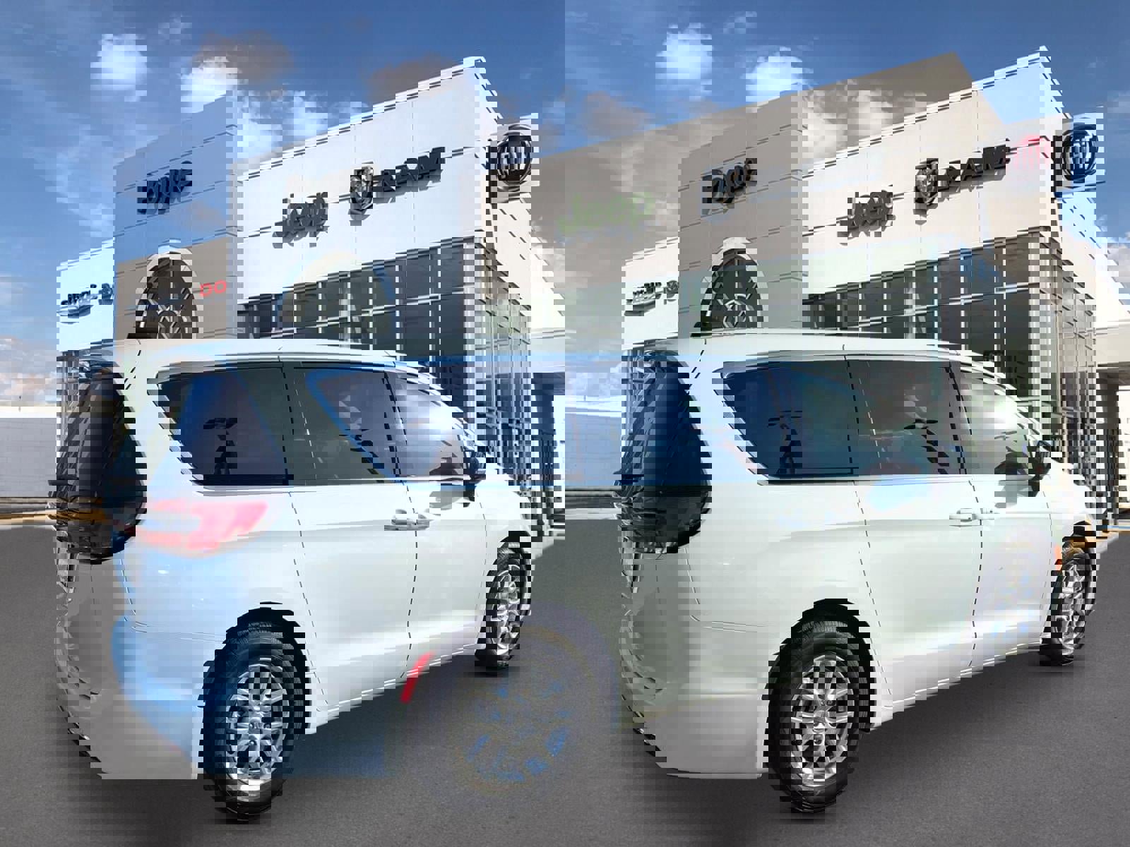 Used 2023 Chrysler Pacifica Touring-L image 2