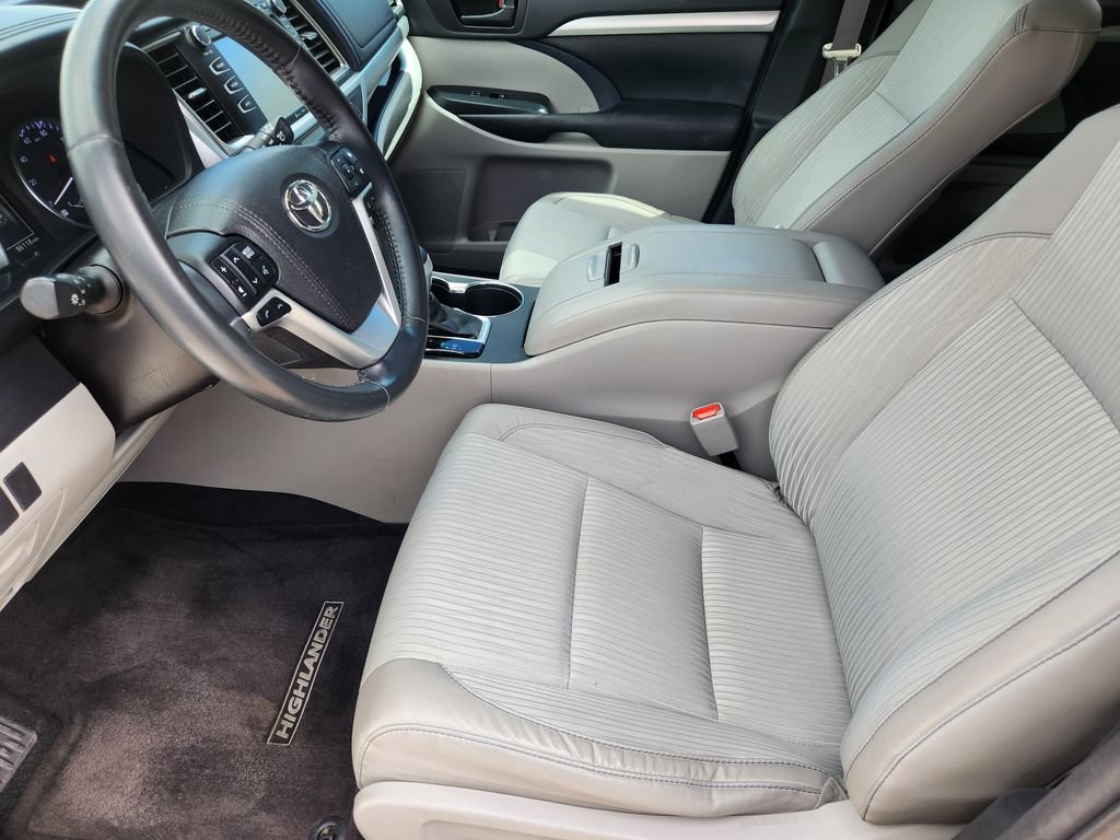 Used 2017 Toyota Highlander Plus FWD image 13
