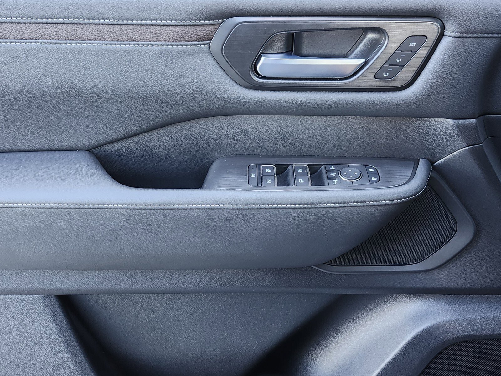 Used 2025 Nissan Armada SL w/ Captain's Chari Seat Package image 40