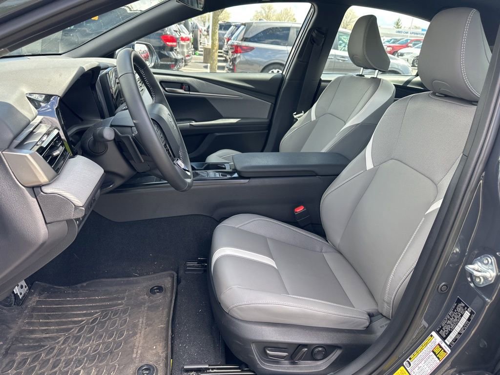 Used 2025 Toyota Camry SE image 14