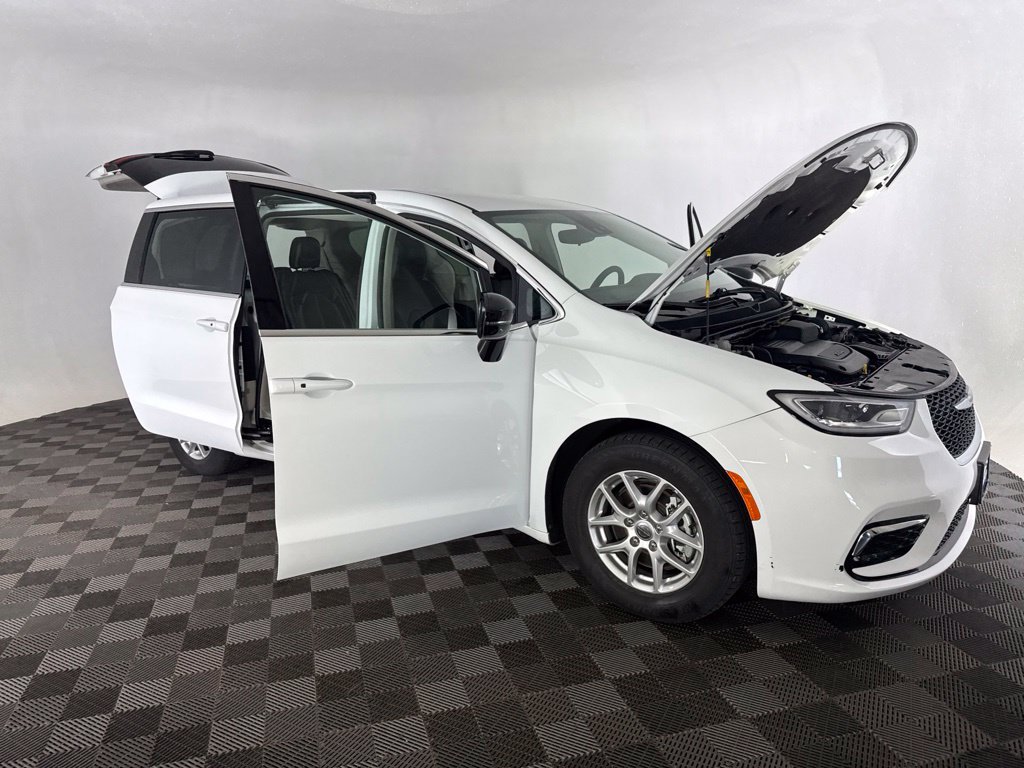 Used 2024 Chrysler Pacifica Touring-L FWD image 13