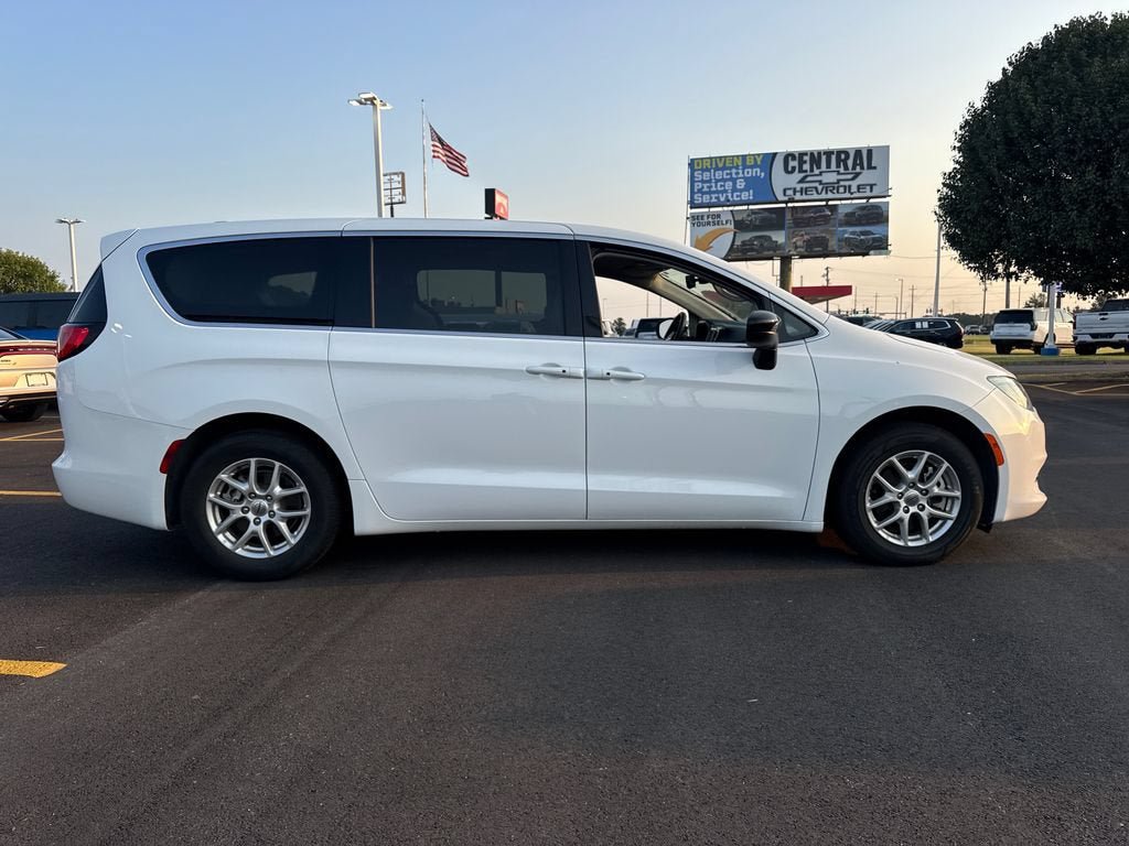 Used 2024 Chrysler Voyager LX FWD image 7