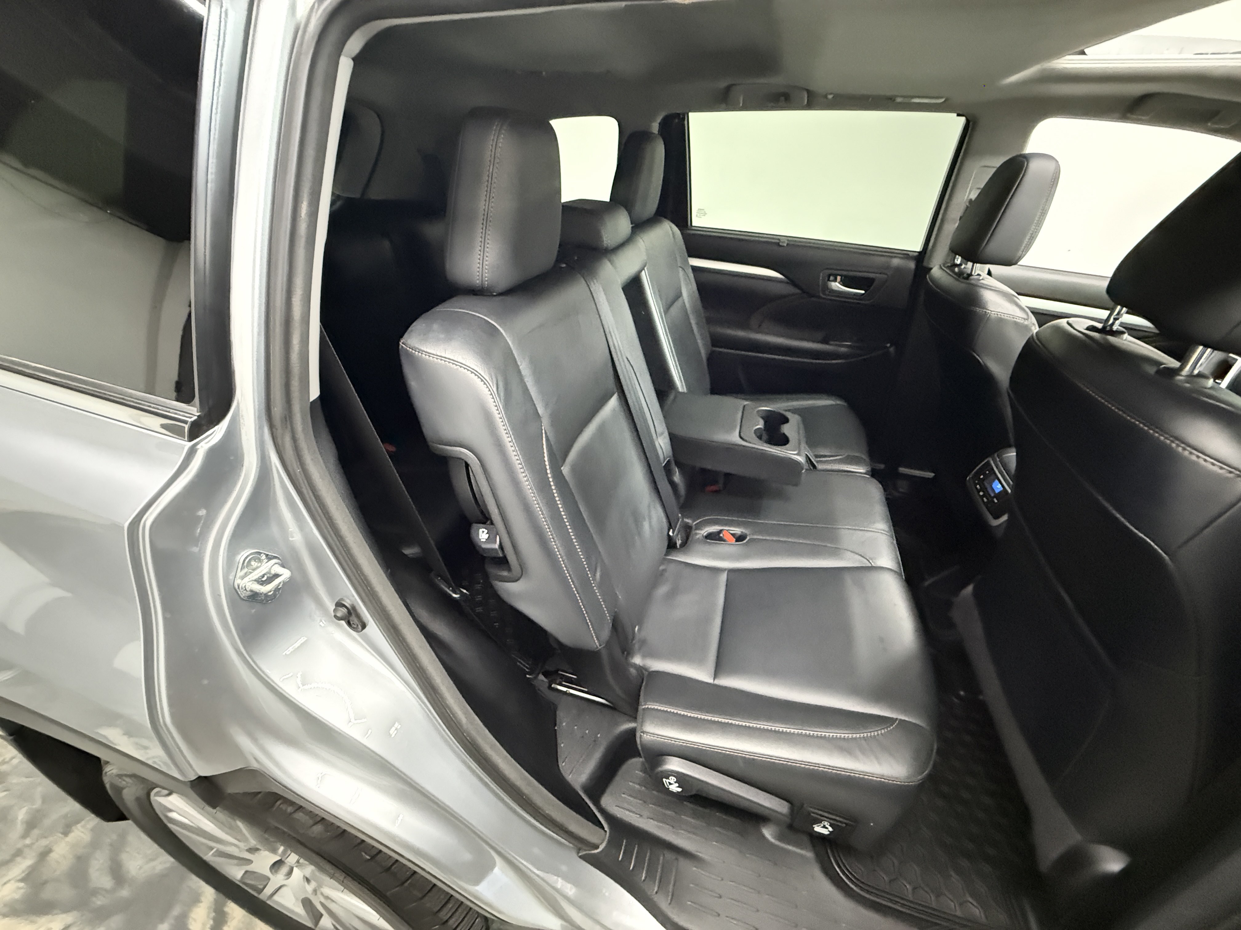 Used 2016 Toyota Highlander XLE AWD/4WD image 27