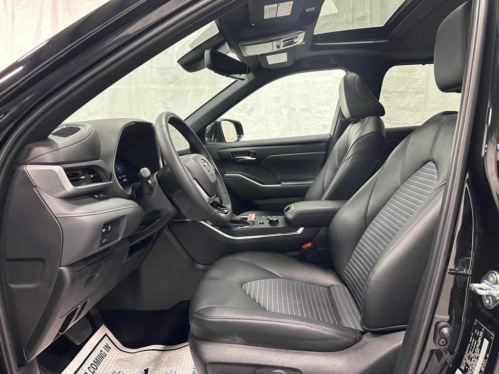 Used 2025 Toyota Highlander XSE image 14