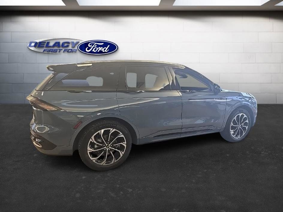 Used 2025 Lincoln Nautilus Reserve image 6