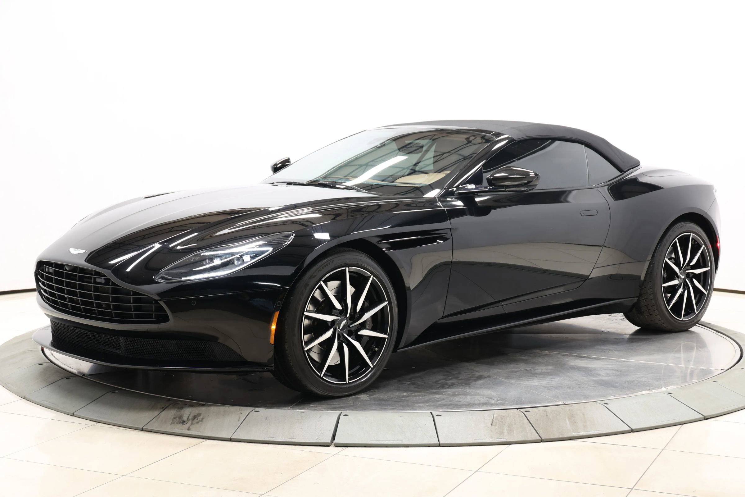 Used 2020 Aston Martin DB11 Volante image 92