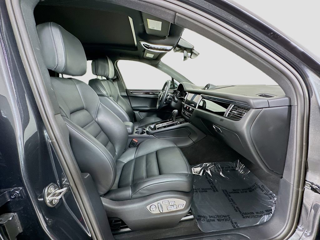 Certified 2026 Porsche Macan AWD/4WD image 31