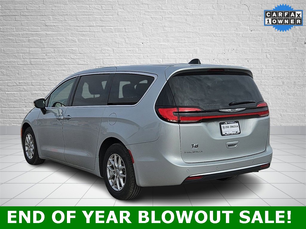 Used 2024 Chrysler Pacifica Touring-L image 3