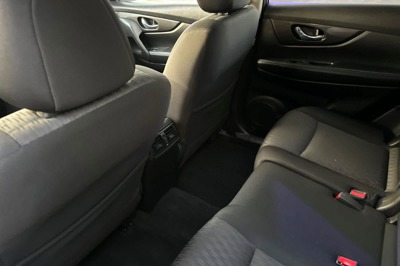 Used 2018 Nissan Rogue SV image 4