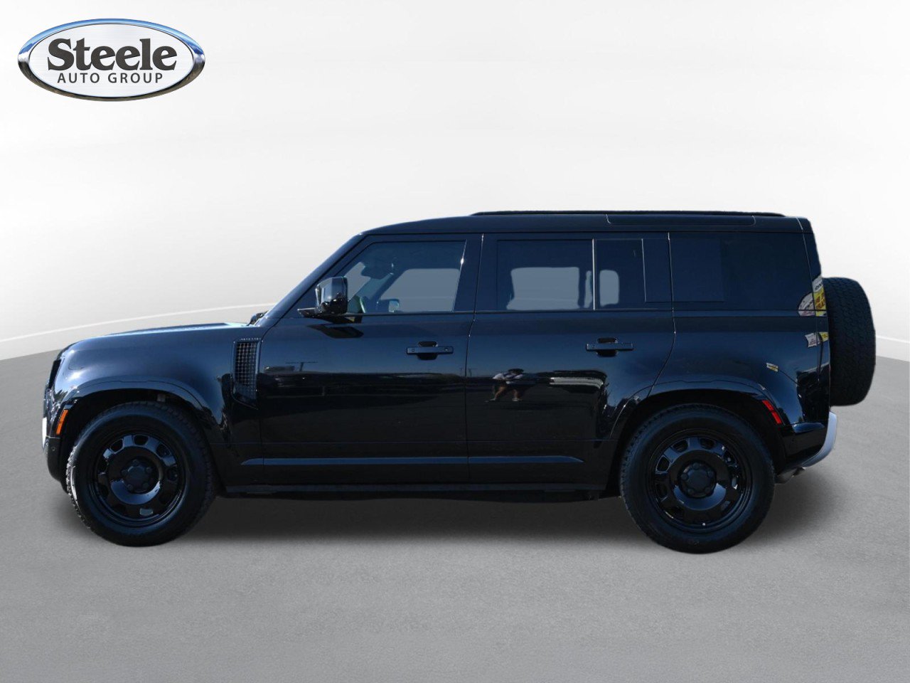 Used 2025 Land Rover Defender 110 S AWD/4WD image 4
