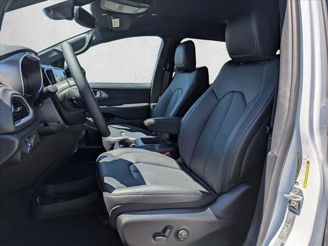 New 2026 Chrysler Pacifica Select FWD video 4