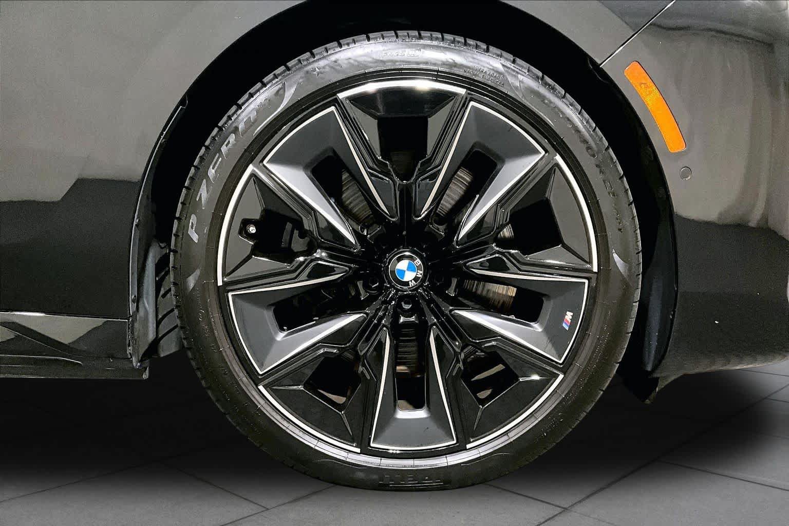 Used 2023 BMW i7 xDrive60 AWD/4WD image 10
