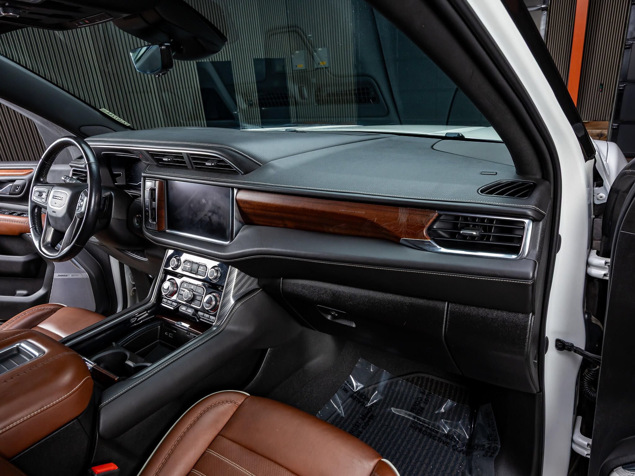 Used 2023 GMC Yukon Denali Ultimate AWD/4WD image 17