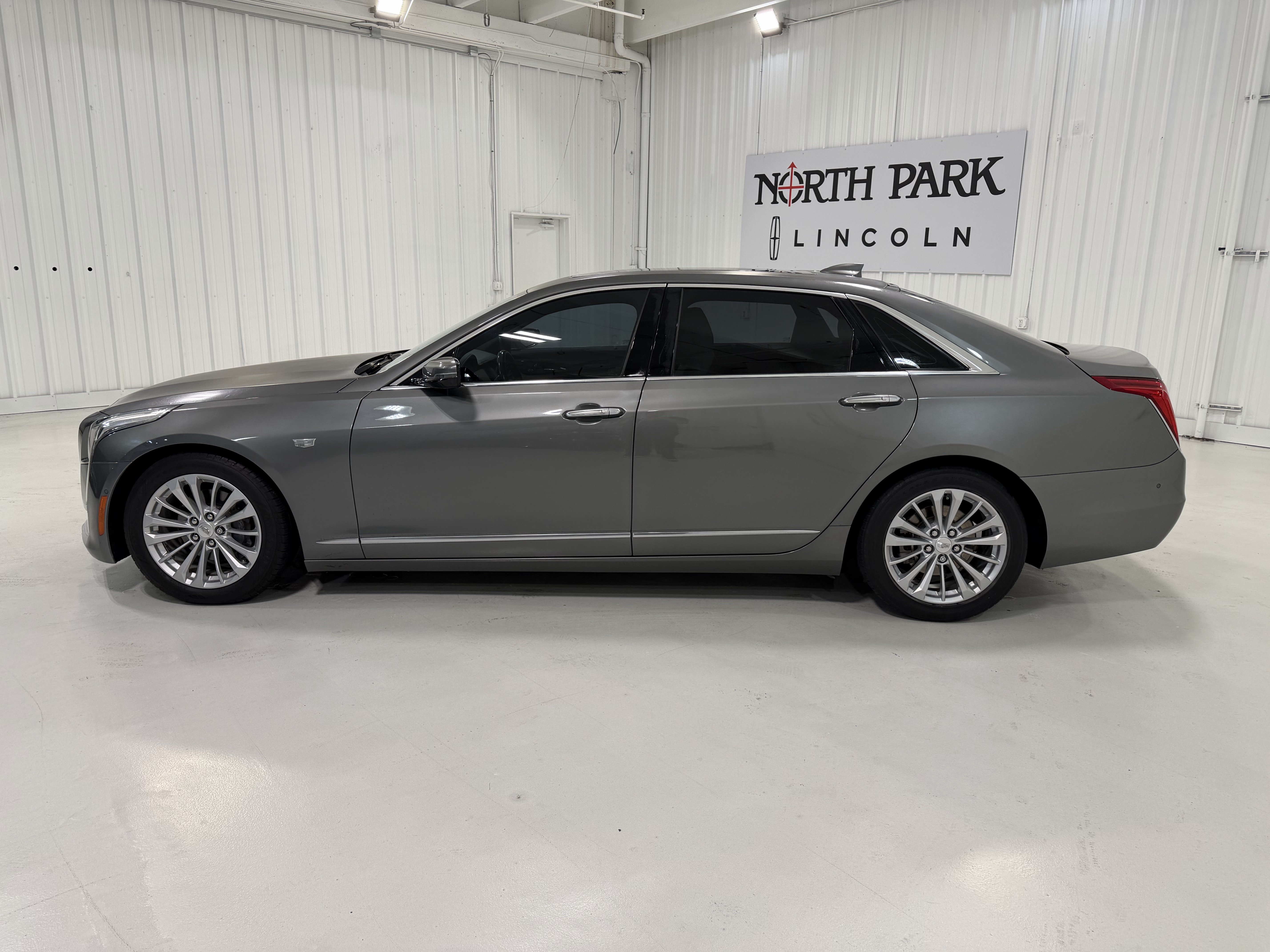 Used 2016 Cadillac CT6 Luxury RWD image 2
