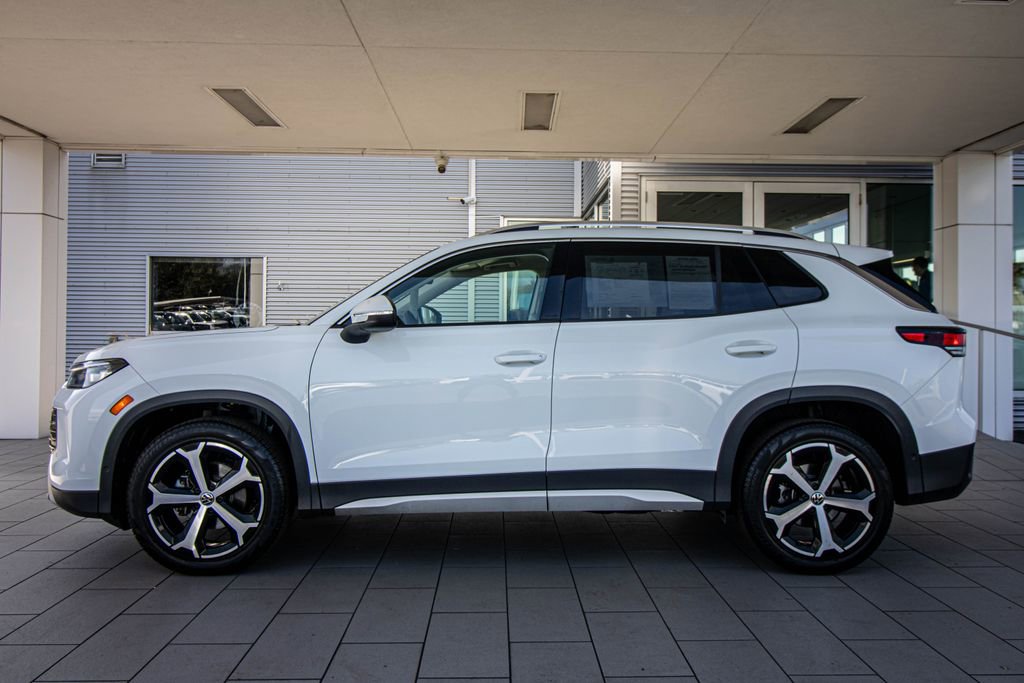 Certified 2025 Volkswagen Tiguan SE image 14