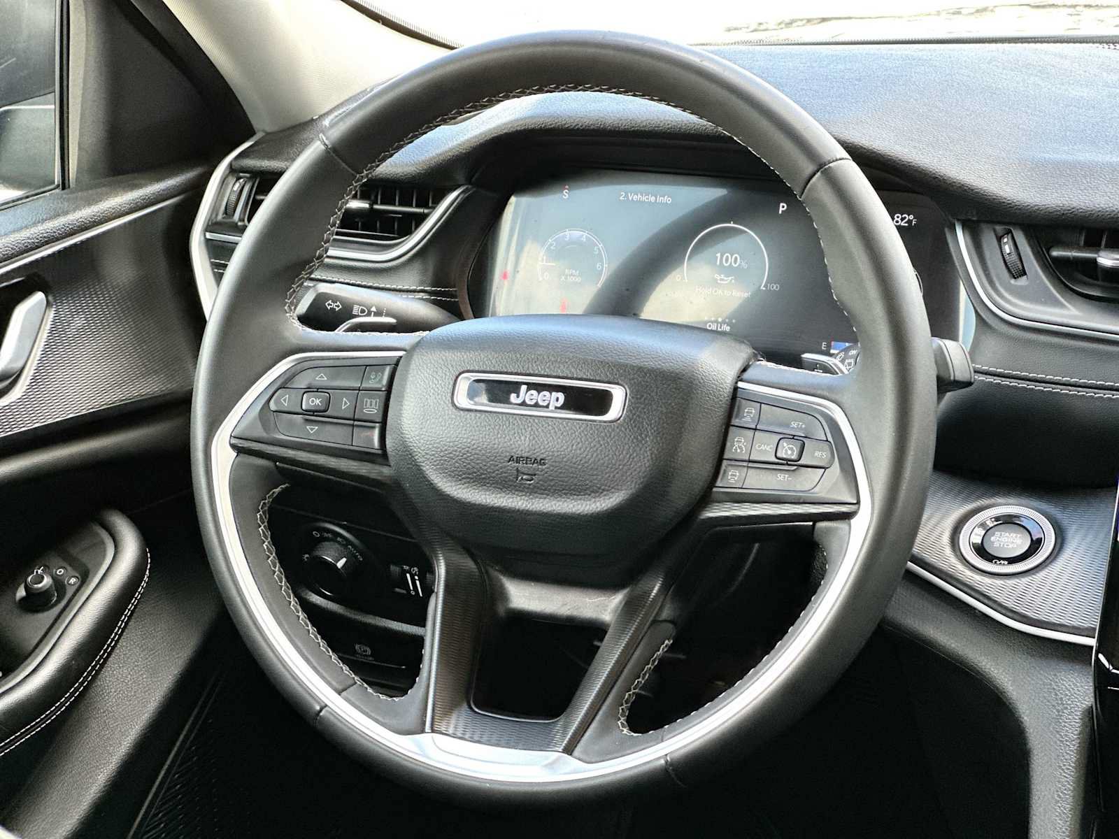Used 2024 Jeep Grand Cherokee Laredo AWD/4WD image 27
