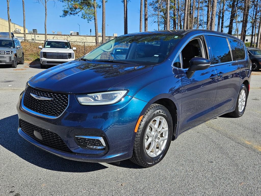 Used 2023 Chrysler Pacifica Touring-L image 3