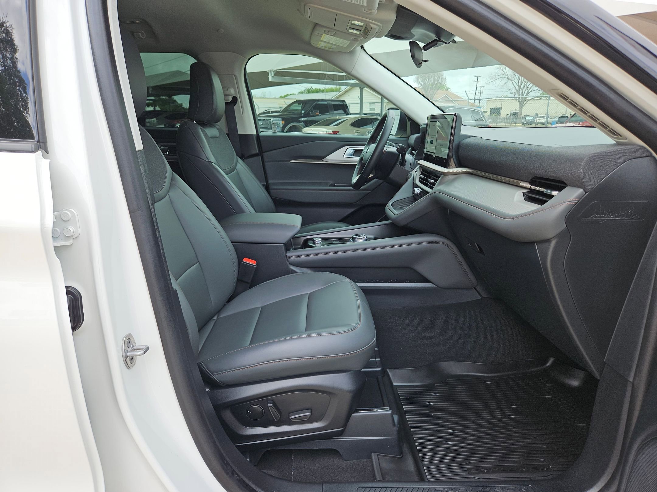 Used 2025 Ford Explorer Active w/ Active Comfort Package RWD image 27