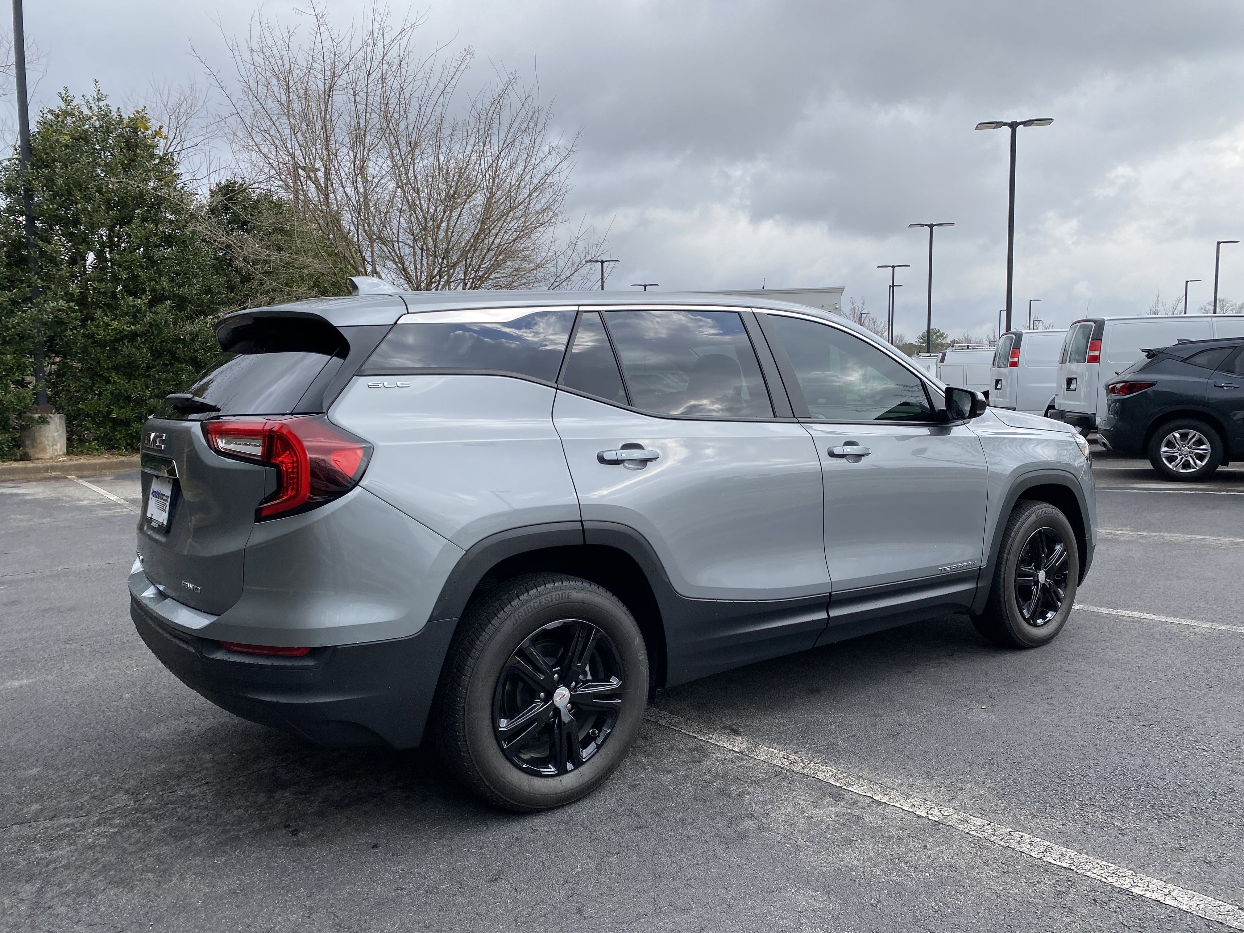 Used 2024 GMC Terrain SLE image 9