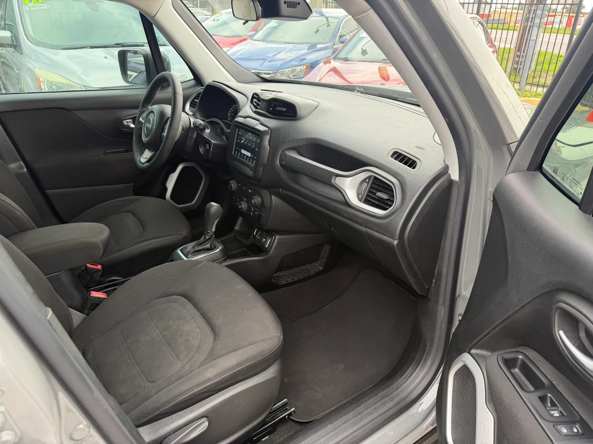 Used 2019 Jeep Renegade Latitude FWD image 10