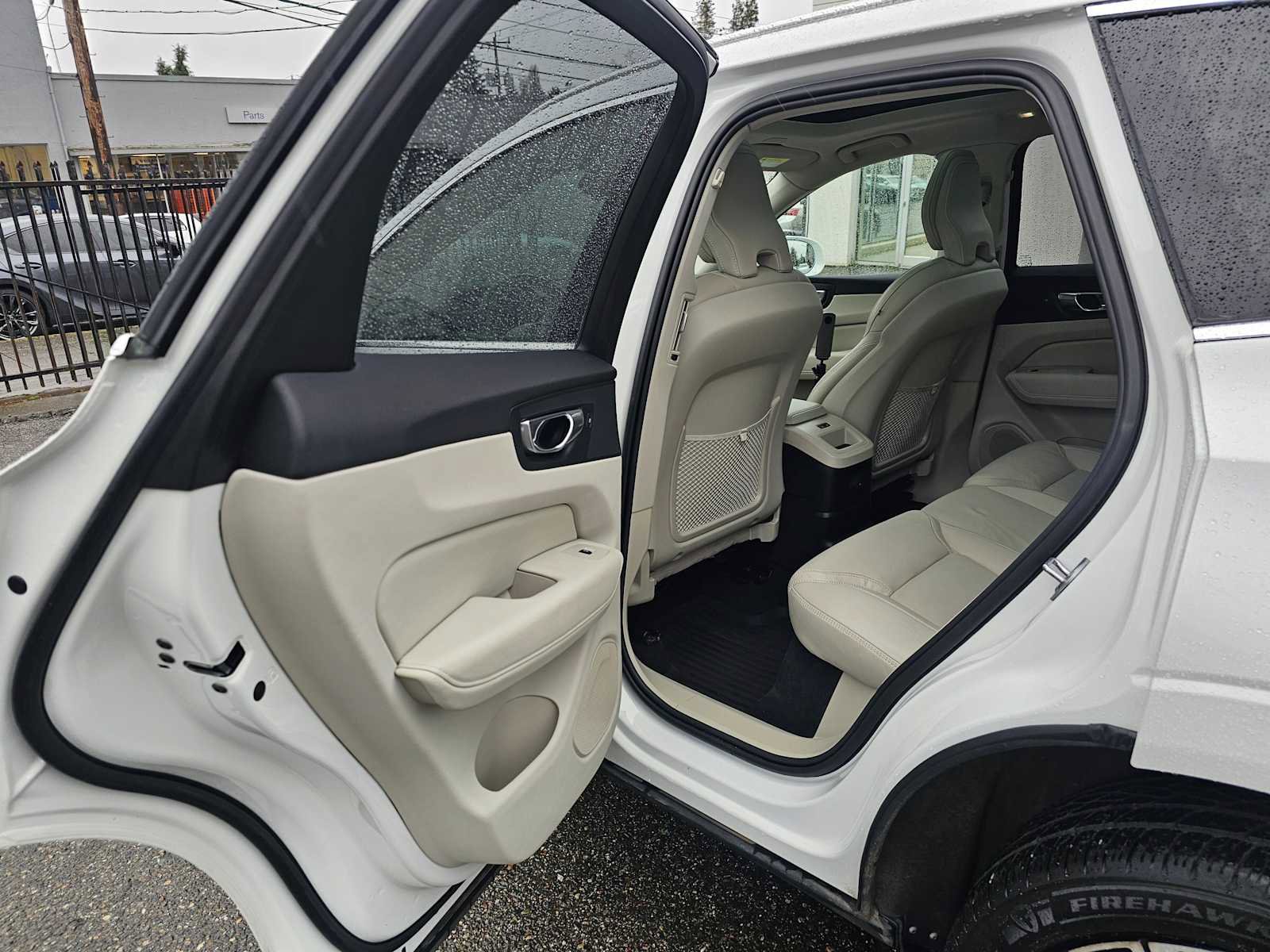 Certified 2023 Volvo XC60 T8 Ultimate w/ Climate Package image 18