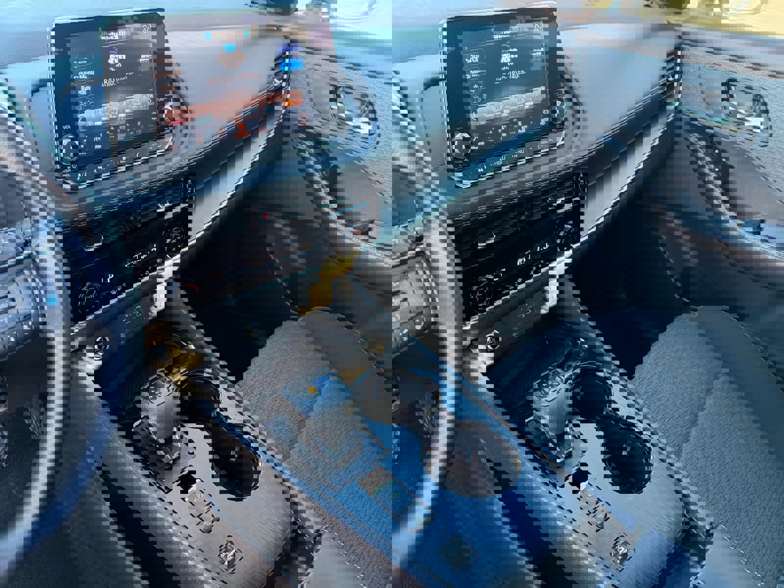 Used 2022 Nissan Rogue SV image 17